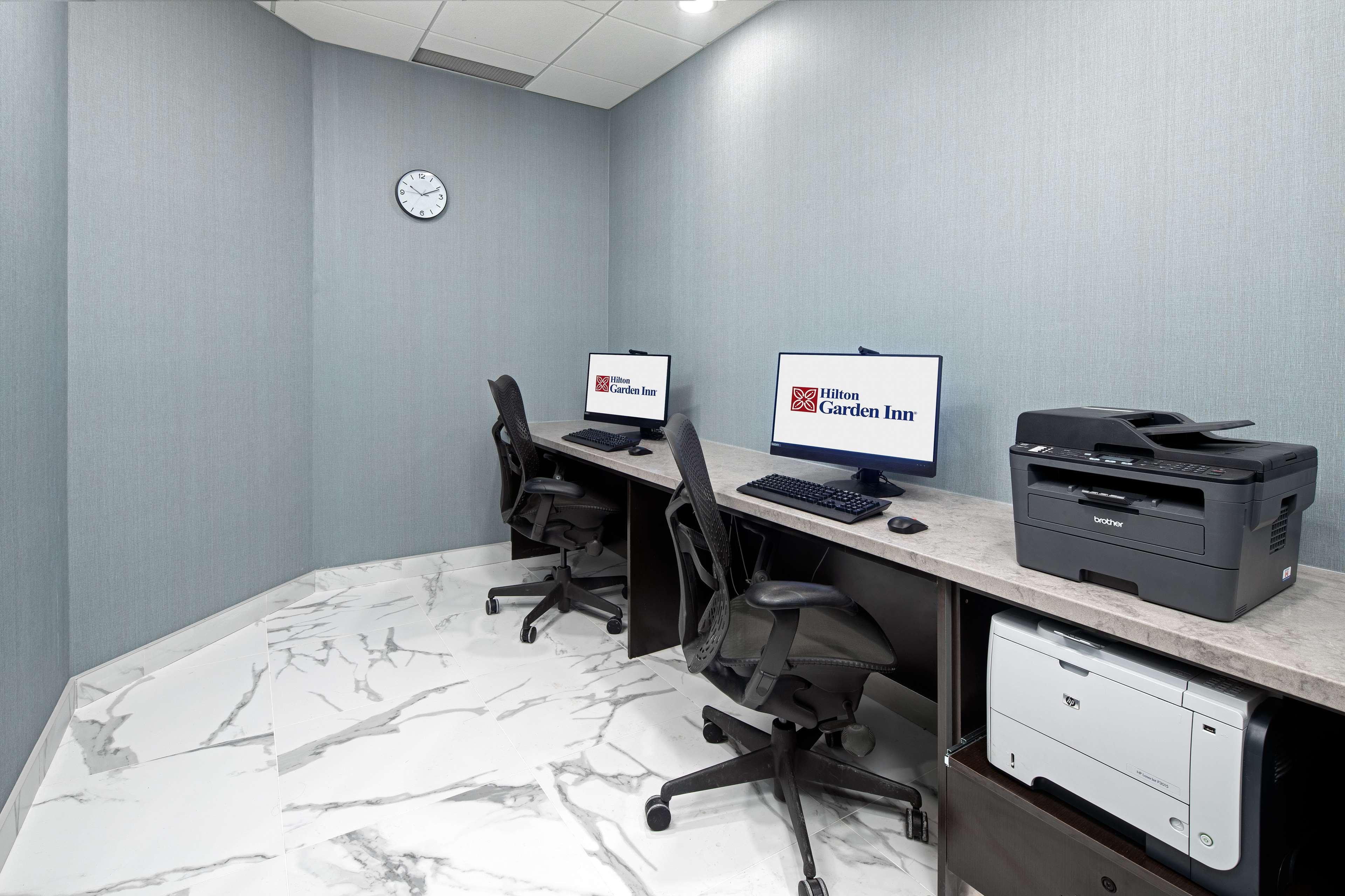 Hilton Garden Inn Halifax Airport Enfield Bagian luar foto