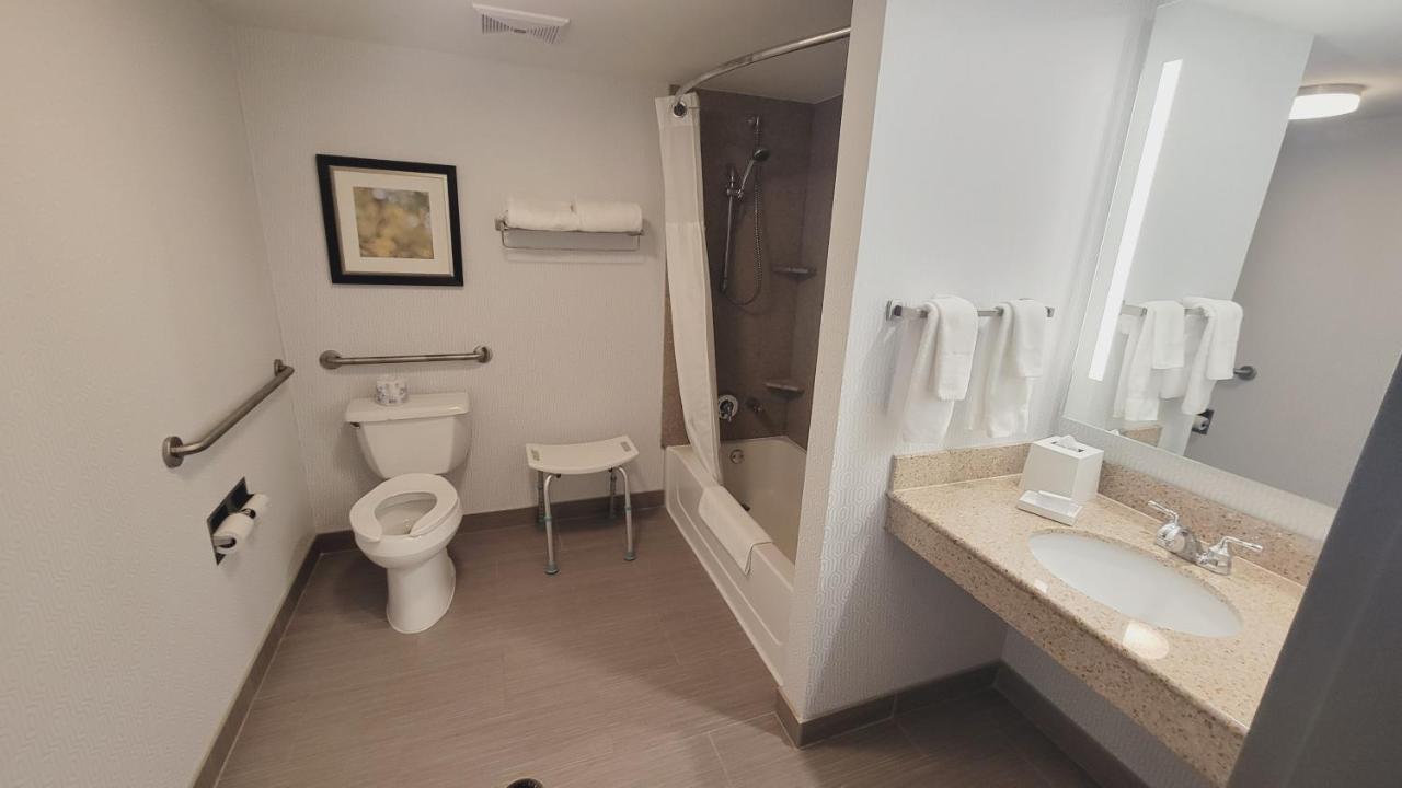 Hilton Garden Inn Halifax Airport Enfield Bagian luar foto
